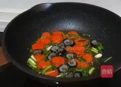 Illustration of how to make fried shrimps with sea cucumber, carrot and shrimp 8