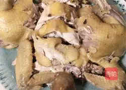 Illustration of how to make Cantonese-style chicken drizzled with red onions 7