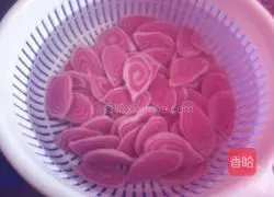 Illustration of how to cook twice-cooked pork with cat ears 3