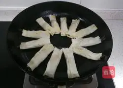 Illustration of how to wrap shrimps in wonton skins 15