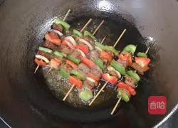 Illustration of how to make colorful pepper beef skewers 7
