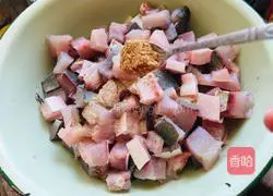 Illustration of how to make a bowl of steamed fish cubes 2