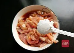 Illustration of how to stir-fry shredded pork with chives and moss 10