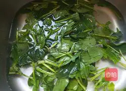 Illustration of how to make scrambled eggs with fungus, spinach and eggs on the fifteenth day of the first lunar month 2