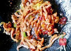 Illustration of how to make fish-flavored shredded pork with garlic moss 9