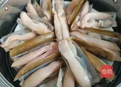 Illustration of how to make steamed razor clams 9