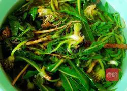 Illustration of how to make dandelion scrambled eggs 3