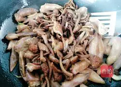 Illustration of how to cook chicken wings and stewed mushrooms 11