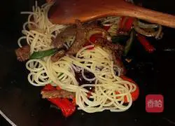 Illustration of how to make black pepper beef fillet pasta 6