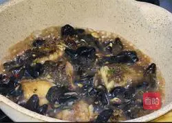 Illustration of how to cook fish cubes with fungus 7