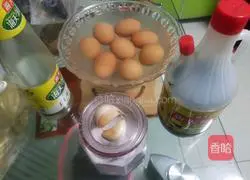 Illustration of how to pour sauce on cooked eggs 1