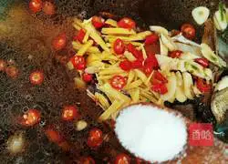 Illustration of how to make Xiangtan boiled crucian carp 9