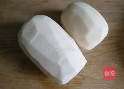 Illustration of how to make dry fried lotus root sticks 1