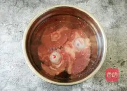 Illustration of how to make Northeastern soybean paste bones 2