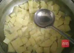 Illustration of how to make mashed potatoes with meat sauce 5