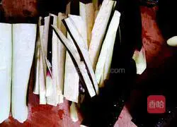 Illustration of how to stir-fry eggplant shreds 2