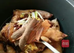 Illustration of how to cook pork trotters in rice cooker sauce 8