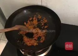 Press Illustration of how to stir-fry bacon with broad pepper 5