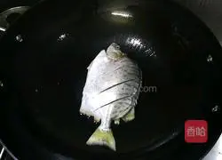 Illustration of how to make pan-fried golden drum fish 9