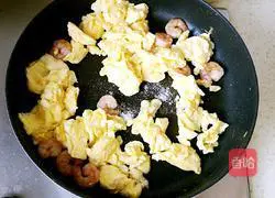 Illustration of how to make scrambled eggs with shrimps 6