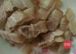 Illustration of how to make twice-cooked pork slices 3