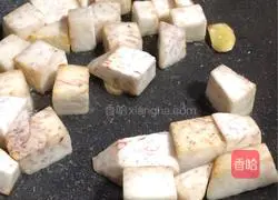 Cantonese cuisine - Illustration of how to make taro and roasted bone pot 2