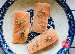 Illustration of how to make olive oil salmon 4