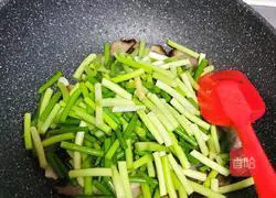 Illustration of how to make fried bacon with garlic sprouts 9