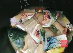 Illustration of how to make spicy boiled fish 1