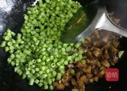 Illustration of how to make cured meat and colorful fried rice 12