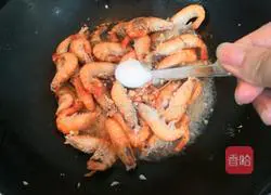 Illustration of how to make finger-sucking prawns with garlic and ginger 12