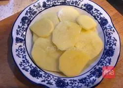 Illustration of how to steam cured chicken legs with potatoes 4