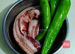 Illustration of how to make twice-cooked pork with green pepper 1