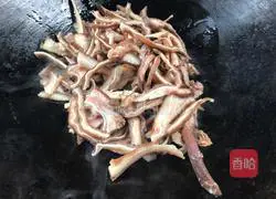 How to stir-fry pig ears with three peppers Illustration 4