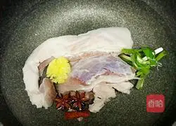 Illustration of the recipe of twice-cooked pork with garlic moss 2