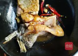 Illustration of how to make spicy fish cubes 3