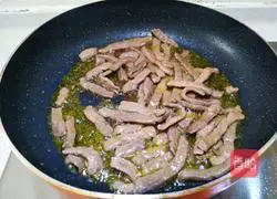 Illustration of how to stir-fry steak with green pepper and carrot 5