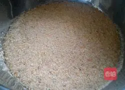 Illustration of how to make Sichuan style steamed pork ribs with rice flour 4