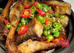 Illustration of how to make baked grass carp in casserole 7