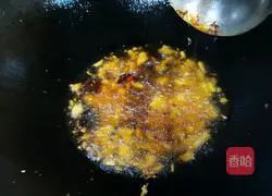 Illustration of how to cook big head shrimp (Macrobrachium) braised in spicy oil 4