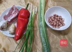 Illustration of how to stir-fry pork belly with garlic sprouts and peanuts 1