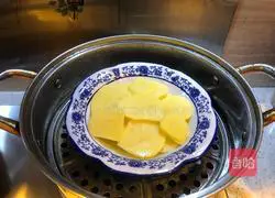 Illustration of how to steam cured chicken legs with potatoes 5