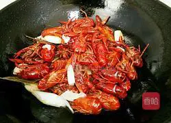 Illustration of braised crayfish in oil 10