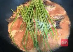 Illustration of how to make scallion-flavored crucian carp 10