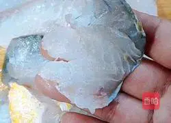 Illustration of how to make yellow croaker noodles 2