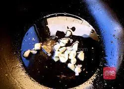 Illustration of how to stir-fry celery, lily, cashew and shrimp 6