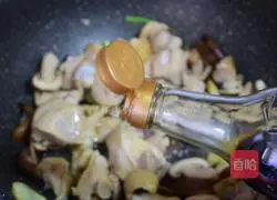 Chicken legs stewed with mushrooms Practice illustration 5