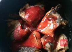 Illustration of how to make canned fish in tomato sauce 4