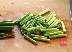 Illustration of how to make fried meat with garlic moss 4