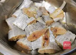 Illustration of the recipe of spiced fried hairtail 1